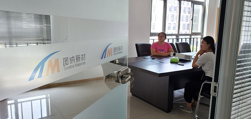 人物+logo.jpg 人物+logo.jpg